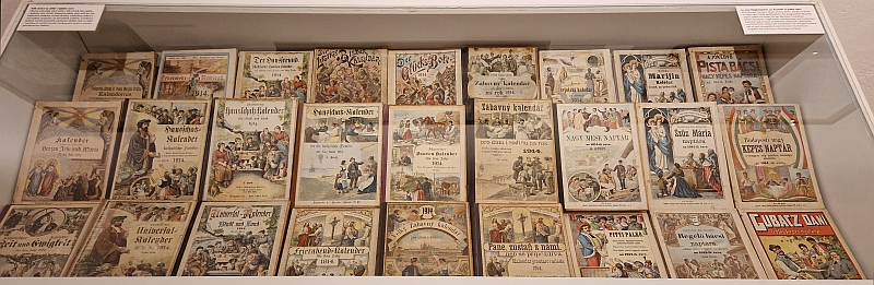 Jedna vitrína na výstavě Steinbrenerovi kreslíři na Státním zámku Vimperk roku 2025 byla věnována kalendářům z prvního válečného roku 1914 - tolik variant bylo na výběr!