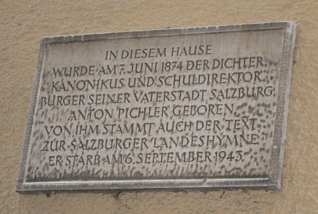 Pohled do salzburské Brodgasse, rodný dům čp. 7 je rohový vlevo