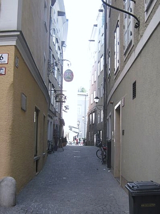 Pohled do salzburské Brodgasse, rodný dům čp. 7 je rohový vlevo