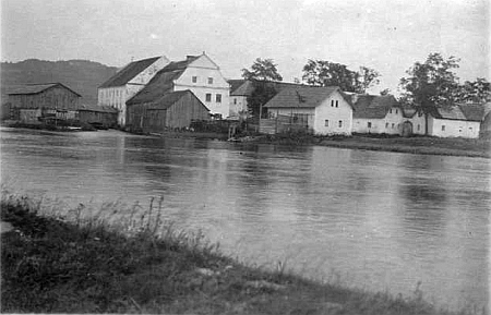 Mlýn v Předním Hamru na staré pohlednici (viz i Gustav Jungbauer, Johann Jungbauer a Rudolf Jungbauer)