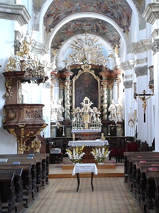 Oltář a kazatelna kostela Všech svatých v rodném Stříbře