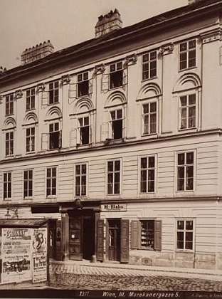 Vídeňský dům na adrese Marokannergasse 5, kde Piffl bydlel podle sčítání lidu ještě v roce 1933 patřil klášteru v Klosterneuburgu, je tu tedy zřejmá souvislost s jeho bratrem (viz níže)