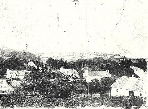 Vzácný starý snímek "Stifterova údolí" při Benešově nad Černou s vodní elektrárnou u řeky
a vlevo za ní v lesíku se Stifterovým památníkem (viz i Fritz Huemer-Kreiner)