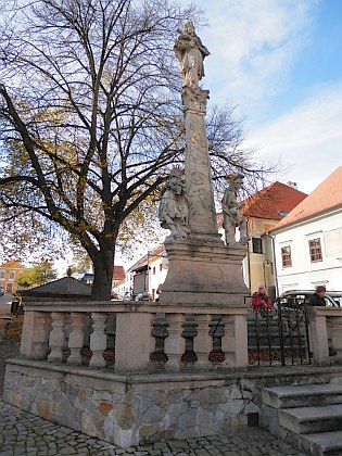 Morový sloup na náměstí v Benešově nad Černou