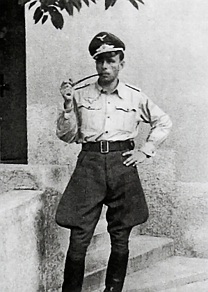V uniformě důstojníka luftwaffe