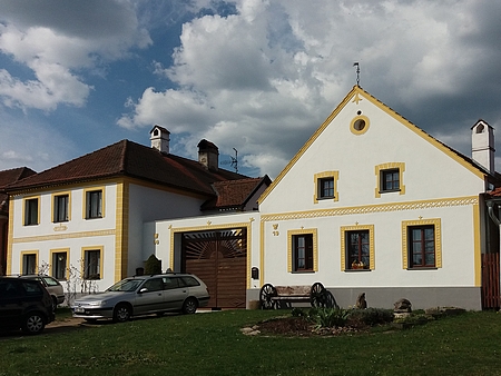 Takto dnes vypadá památkově chráněný dům čp. 19 v Holašovicích, kde žili jeho rodiče