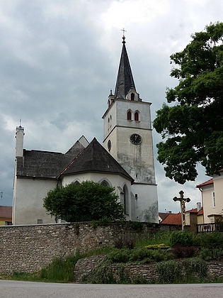 Kostely sv. Vavřince v Přídolí a sv. apoštolů Petra a Pavla ve Strýčicích, dvě jeho kněžská působiště