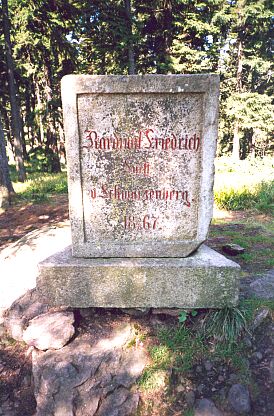 Kámen na vrcholu Boubína, připomínající kardinála Bedřicha Schwarzenberga...