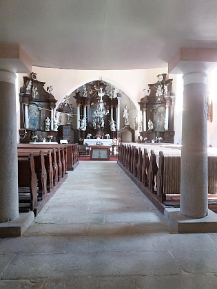 Interiér děpoltického kostela sv. Isidora, kde byl pokřtěn