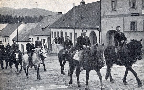 Velikonoční jízda ve Vyšším Brodě - na bělouši sedí Hans Pinner