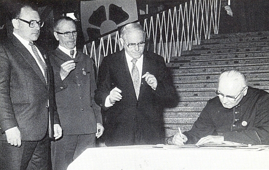 Tady druhý zleva (vedle něho první zleva Alois Harasko) přihlíží podpisu smlouvy o patronaci města Ellwangen nad vyhnanci z někdejšího okresu Kaplice roku 1980 (podpis připojuje prelát Johannes Barth)