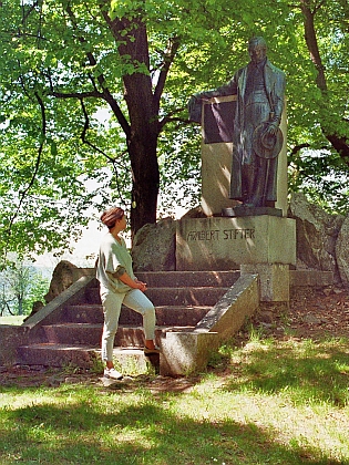 Roku 2017 před hornoplánským pomníkem Adalberta Stiftera