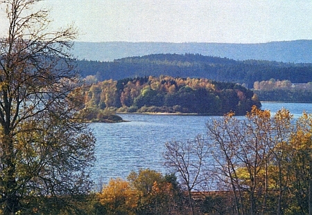 Jiný pohled na někdejší Einsiedelberg, čnící nad hladinou jezera...