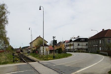 Nádraží Černá v Pošumaví - Hůrka na staré pohlednici a dnes (2012)