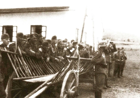 ... a v říjnu 1938 - cesta do Čech je zatarasena žebřiňákem v obležení vojáků wehrmachtu