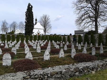 Hřbitov obětí pochodu smrti ve Volarech (viz i Werner Ruge)