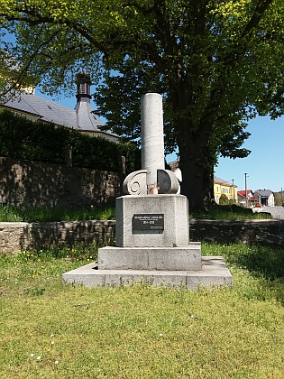 ... pomník padlým v 1. světové válce pod kostelem a fara