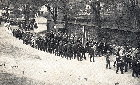 Průvod ke svěcení misijního kříže v Dešenicích roku 1932