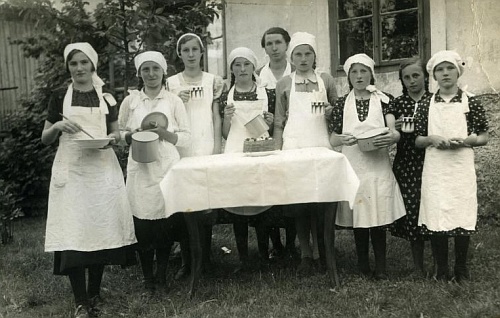 Škola vaření v Dolním Příbrání s paní řídící Plodekovou a děvčaty ročníku narození 1921