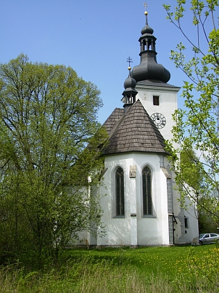 Cetviny dnes - opravený kostel a rozpadající se statek (viz i Martha Häringová)