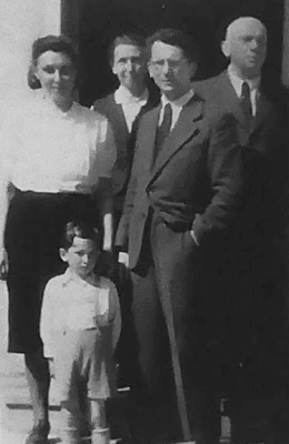 Johann Plodek (vpravo) s rodinou: manželkou Ludmillou (1888-1975), vpředu stojí syn Bruno (1912-2000) se svou manželkou Annou (1914-2012) a vnukem Berndem (*1944)