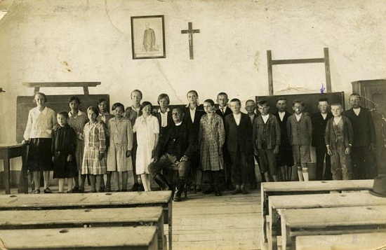 Jedna z tříd školy v Cetvinách mezi válkami s farářem Františkem Havlem,
rodákem z Novosedel nad Nežárkou, pod obrazem prezidenta Masaryka a křížem