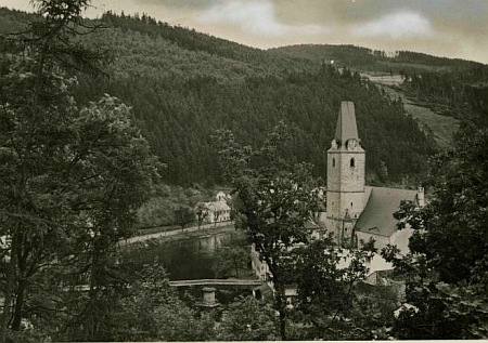 Kostel sv. Mikuláše v Rožmberku nad Vltavou na pohlednici prachatického fotoateliéru Friedl Zdiarsky