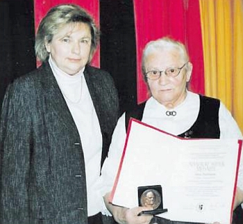 Tady přebírá od Gerdy Ottové roku 2008 medaili Adalberta Stiftera