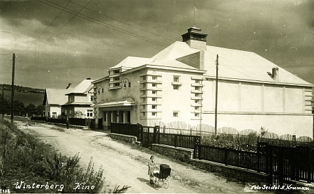 Moderní Pohlovo kino na meziválečných pohlednicích - ta levá (cca 1926) je od Seidelů