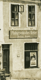 Na staré pohlednici je úplně vlevo vimperský dům čp. 62 v tehdejší Bräuhausgasse (její části zvané Bräuhausplatz), kde měl od roku 1904 ateliér Helios
