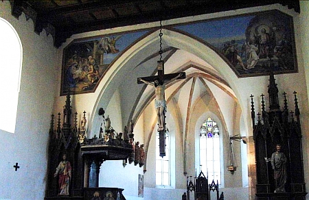 Nástěnný obraz s motivem nalezení Svatého kříže z roku 1891 a záběr interiéru s freskami motivů narození a zmrtvýchstání Kristova, pořízené do kostela roku následujícího