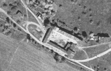 Zaniklý selský dvorec Mollerbauerhof (Malotín) na leteckých snímcích z roku 1947 a ze současnosti - roku 1920 ho získala firma Spiro a synové pro ubytování dělníků své papírny ve Větřní