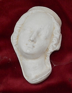 Odlitek hlavy Madony krumlovské, pořízený Moritzem Schönbauerem, vystavený v kapli na Křížové hoře nad Českým Krumlovem