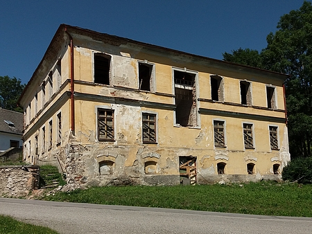 Smutná současnost někdejší školy v Hodňově (2019, viz i Alois Meisetschläger)