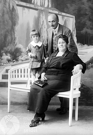 Tento snímek ze Seidelova ateliéru byl v září 1922 zapsán na jméno a adresu Polesny Ludwig, Mistlholz (tedy Borová) a zachycuje Ludwiga Polesnyho s manželkou Brigitte a nejmladším synem Antonem