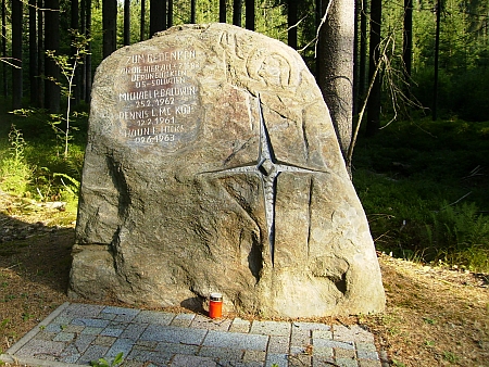 I toto patří k dějinám Šumavy: památník tří amerických vojáků, tragicky zahynulých roku 1983 u Bischofsreut