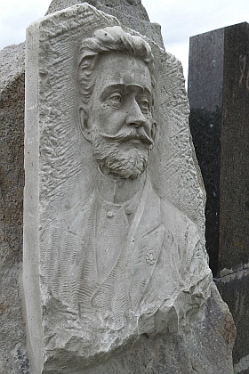 Jeho hrob na vídeňském hřbitově Gersthof s mramorovou bustou, kterou v roce 1917 odhalil Bund der Deutschen in Böhmen