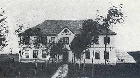 Škola v Horské Kvildě na pohlednici z roku 1910
ze sbírky Reinholda Finka