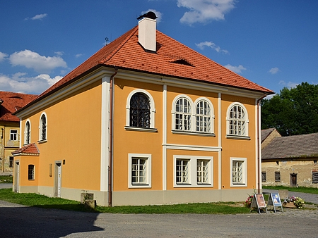 Synagoga v Březnici a pohled z ní na staré židovské domy