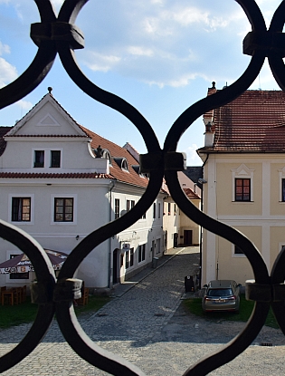 Synagoga v Březnici a pohled z ní na staré židovské domy