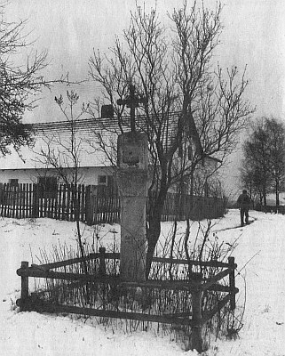 Kříž cestou k Hartunkovu v zimě i v létě (viz i Agnes Gebicke-Hoffelnerová)