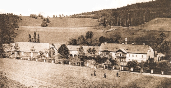 Stará pohlednice zachycuje Poschingerhof v Javorné, někdejší Zejbiši, který má své jméno po české větvi rodu