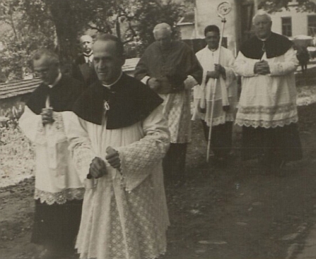 V červnu 1932 navštívil Červené Dřevo biskup Šimon Bárta - možná je farář Pospíšil zachycen na tomto snímku?
