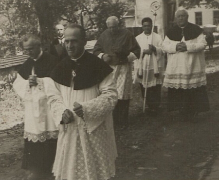 V červnu 1932 navštívil Červené Dřevo biskup Šimon Bárta - Heinrich Klima kráčí vpředu, první zleva je Antonín Pospíšil