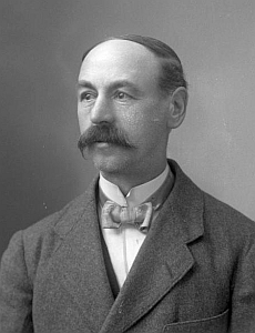 Jeho tchán Franz Matějček, "Packetträger", tj. nosič balíků při českokrumlovské poště, na podobence od Seidelů z prosince roku 1920
