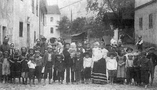 Děti na českokrumlovském Parkáně v létě 1920, tři roky předtím,
než se v září 1923 Posner v domě vepředu nalevo narodil...