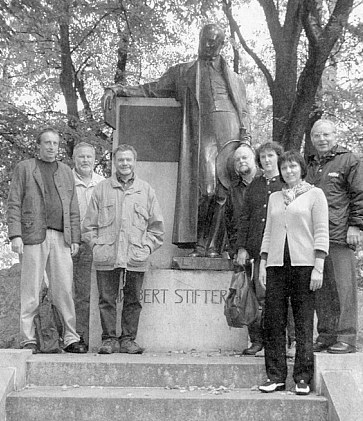 V Horní Plané se u Stifterova pomníku sešli mj. Paul Praxl (druhý zleva), Manfred Pranghofer (třetí zleva) a Helmut Woldrich (zcela vpravo)