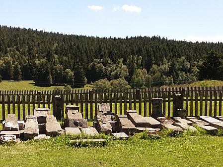 Pietně uložené zachované náhrobní kameny na zrušeném kvildském hřbitově