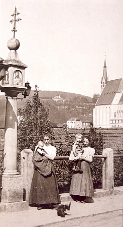 Boží muka v dnešní Rooseveltově ulici v Českém Krumlově na snímcích z roku 2010 a před rokem 1914