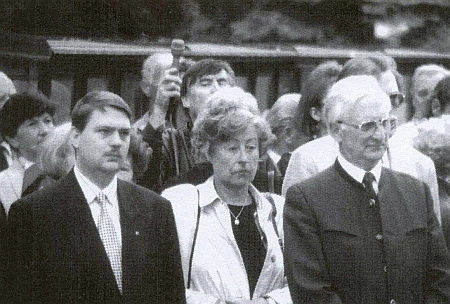 V roce 1995 ho vidíme vpravo stojícího na slavnostním vysvěcení "německého" památníku na českobudějovickém hřbitově sv. Otýlie, vlevo stojí Bernd Posselt, od roku 2008 mluvčí Sudetoněmeckého krajanského sdružení